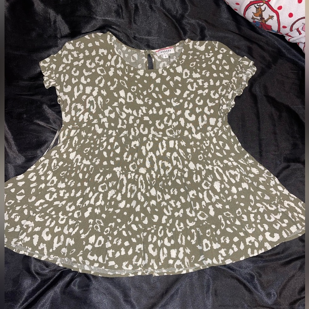 Women’s Small Andree’ By Unit green and cream animal print Short Sleeve